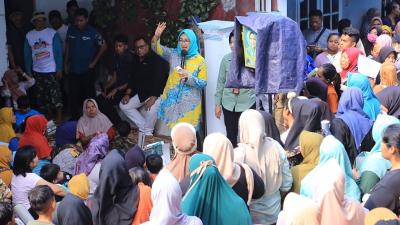 Cagub Banten Airin Rachmi Diany saat bersilaturahmi dengan warga Lebak. [Foto: AMR/RMN]