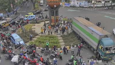 Kecelakaan maut supirtruk kontainer tabrak belasan mobil di Cipondoh, Tangerang. [Foto: Repro/RMB]