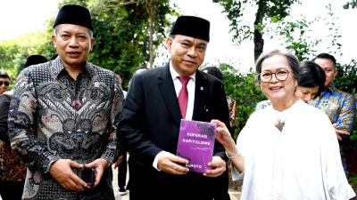 Menkop Budi Arie saat berziarah makam pahlawan Proklamator Muhammad Hata, di TMP Tanah Kusir. [Foto: ALI/RMB]