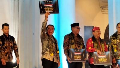 Pj Gubernur Banten Al Muktabar menerima 5a sertifikat Warisan Budaya Takbenda (WBTb) dari Kementerian Budaya. [Foto: Adpimpro Setda Banten/RMB]