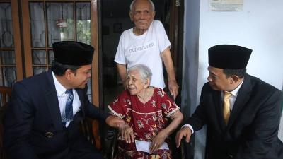 Pj Walikota Tangerang Nurding menyambangi vetran perempuan di peringatan hari pahlawan. [Foto: Dok Pemkot/RMB]