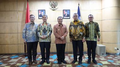 Pj Gubernur Banten Al Muktabar menyaksikan serahterima Pjs Walikota Tangsel Tabrani kepada Walkota dan Wakil Walikota Tangsel Benyamin Davnie dan Pilar Saga Ichsan. [Foto: Adpimpro Setda Banten]