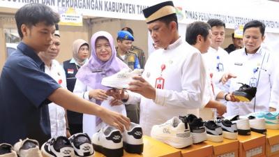 Pj Bupati Tangerang Andi Ony melihat-lihat sepatu karya industri lokal di Kabupaten Tangerang. [Foto: Dok Pemkab/RMB]