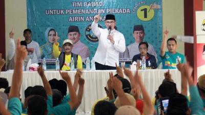 Calon Bupati Serang Andika Hazrumy saat menerima dukungan dari relawan Babad. [Foto: AMR/RMB]