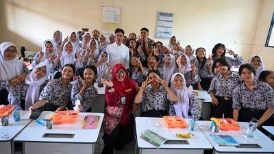 Wpres Gibran Rakabuming Raka saat meninjau makan bergizi gratis di SMKN 3 Tangerang. [Foto: Adpimro Setda Banten]