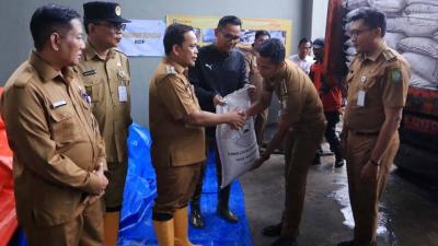 Pj Walikota Tangerang Nurdin menyerahkan Kompos hasil daur ulang sampah TPU Rawa Kucing. [Foto: Dok Pemkot/EMB]