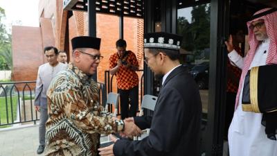 Pj Gubernur Banten Ucok A Damenta memberikan ucapan selamat kepada Ustad Adi Hidayat usai sidang promosi Doktor. [Foto: Adpimpro Setda Banten /RMN]