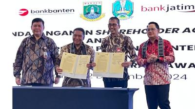 Pj Gubernur Banten Al Muktabar dan Pj Gubernur Jatim Adhy Karyono menunjukan SHA KUB Bank Banten dengan Bank Jatim. [Foto: Adpimpro Setda Banten/RMB]