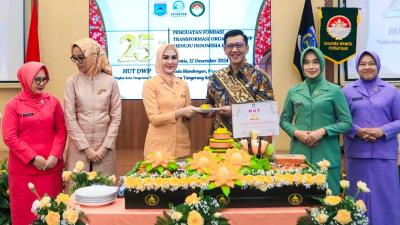 Sekda Kota Tangsel Bambang Noertjahyo menerima tumpeng HUT DWP Tangsel ke -25. [Foto: Dok Pemkot/RMB]