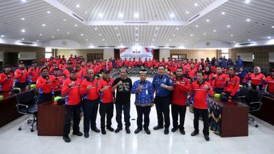 Pj Walikota Tangerang Nurdin berfoto bersama Relawan Pemadaman Kebaran (Redkar) Kota Tangerang. [Foto: Dok. Pemkot/RMB]