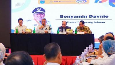 Walikota Tangsel Benyamin Davnie dalam acara High Level Meeting yang diadakan di Grand Zuri Hotel, BSD City Serpong, pada Rabu (22/1). [Foto: Dok Pemkot/RMN]