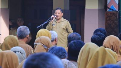 Sekda Kota Tangerang, Herman Suwarman meminta jajaran aparatur di Pemkot Tangerang sosialisasikan Layanan PBG 10 Jamn. [Foto: Dok Pemkot/RMB]