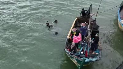 Penyelam dari KLH diterjunkan untuk menyelidiki kerusakan ekosistem kibat pagar laut di Bekasi. [Foto: TangkapanLayar]