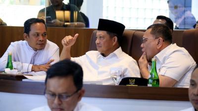 Mendagri M Tito Karnavian mengacungkan jempol atas layanan perizinan PBG yang singkat. [Foto: Dok Pemkot/RMB]