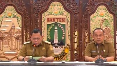 Pj Gubernur Banten Ucok A Damenta mengumumkan keputusan pajak kendaraan tidak naik. [Foto: TangkapanLayar YouTube Pemprov Banten]