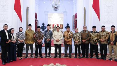 Pimpinan dan Komisi VIII DPR RI saat bertemu  Presiden Prabowo Subianto dalam rangka Persiapan Pelaksanaan Tim Pengawas Haji DPR RI Tahun 1446 H/ 2025. [Foto: Dok DPR/RMN]