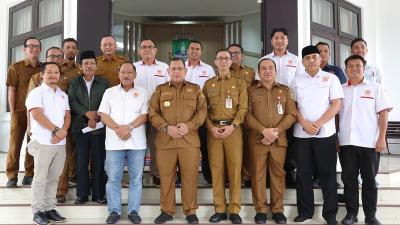 Pj Gubernur Banten A Damenta bersama jajaran berfoto bersama pengurus KONI Banten. [Foto: Adpimpro Setda Banten/RMB]