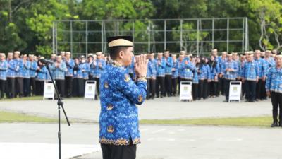 Pj Bupati Tangerang Andi Ony berpamitan kepada ASN di Apel terakhirnya. [Foto: Dok Pemkab Tangerang]