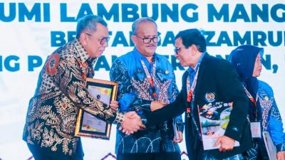 Benyamin Davnie Diganjar PIN Emas Sahabat Pers di HPN 2025!



Benyamin Davnie Diganjar PIN Emas Sahabat Pers di HPN 2025!

Wali Kota Tangsel, Benyamin Davnie menerima penghargaan PIN Emas Sahabat Pers di HPN 2025 di Kalimantan. [Foto" Dok Pemkot