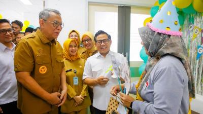 Wali Koa Tangsel Benyamin Davnies menampingi Menteri Koordinator Bidang Pemberdayaan Masyarakat, Muhaimin Iskandar meninjau pelaksaanaan pemeriksaan ksehatan gratis. [Foto: Dok Pemkot Tangsel/RMB]