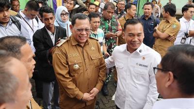 Pj Gubernur Banten A Damenta mendampingi Menteri Kependudukan dan Pembangunan Keluarga, Wihaji di Kota Tangerang, dalam  peninjauan Program Pemeriksaan Kesehatan Gratis, Senin (10/2). [Foto: Adpimpro Setda Banten]