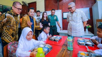 Kunjungan anggota DPR RI meninjau program Makan Bergizi Gratis (MBG) di Tangsel. [Foto: Dok Pemkot Tangsel/Repro]