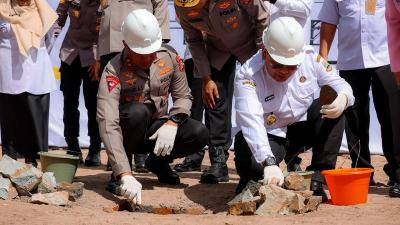 Peletakan batu pertama pembangunan SPPG di Kelurahan Drangong, Kecamatan Taktakan, Kota Serang, Rabu (5/2). [Foto: Adpimpro Setda Banten/RMB]