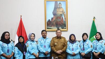 Pj Gubernur Banten A Damenta berfoto bersama pengurus  Gerakan Indonesia Anti Narkoba (GIAN) Serang Raya. [Foto: Dok Adpimpro Setda Banten/RMB]