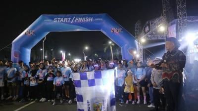 Pj Wali Kota Tangerang Nurdin kibarkan bendera Tangerang Color Run Night 2025. [Foto: Dok Pemkot Tangerang]