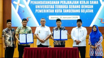 Wali Kota Tangerang Selatan Benyamin Davnie menyaksikan penandatangan MoU Pemkot Tanngsel denga Universitas Terbuka Serang. [Foto: Dok Pemkot Tangsel/RMB]