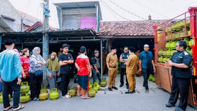 Wakil Wali Kota Tangerang Selatan (Tangsel) Pilar Saga Ichsan meninjau pangkalan LPG 3 Kg di Pamulang. [Foto: Dok Pemkot Tangsel/RMB]