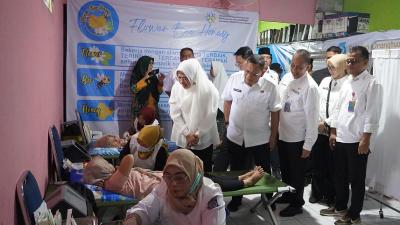 TP PKK)Provinsi Banten meninjau Pelayanan KB dan Kesehatan Reproduksi serentak di Pasar Tradisional Ciputat, Tangerang Selatan, Rabu (26/2). - Dok Adpimpro Setda Banten -