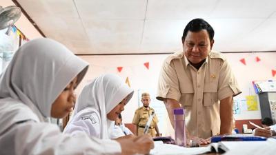 Presiden Prabowo Subianto mengunjungi SDN Kedung Jaya 1 Bogor, Kota Bogor meninjau langsung pelaksanaan program MBG, Senin, 10 Februari 2025. [Foto: BPMI Setpres/RMN]