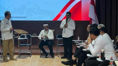 Gubernur Banten Andra Soni dalam diskusi strategis di Retreat Akmil di Magelang. - Foto: Dok Adpimpro Setda Banten -