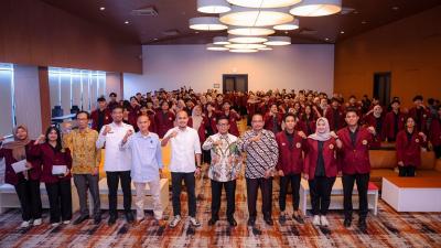 Gubern Banten Andra Soni saat membuka Rapat Kerja BEM KBM Untirta 2025 di Aula DPUPR Banten, KP3B Curug, Kota Serang, Minggu (23/3). - Dok. Adpimpro Banten -