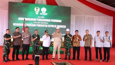 Peletakan Batu Pertama Pembangunan Perumahan bagi TNI AD di Perumahan Graha Kartika Pesona Serang,, Kota Serang, Minggu (9/3). - Dok Adpimpro Setda Banten -