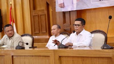 Gubernur Banten Andra Soni meminta mahasiswa untuk terus mengawal kebijakannya selama lima tahun kedepan. - Foto: Adpimpro Banten/RMN -