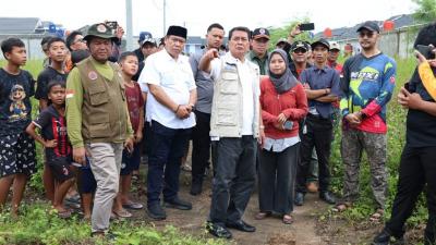 Bupati Tangerang Moch. Maesyal Rasyid saat meninjau banjir di Perumahan Taman Cisoka Indah dan Perumahan Villago Residence. - Dok Diskominfo Kab Tangerang -