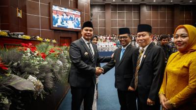 Gubernur Banten Andra Soni memberikan selamat kepada Wali Kota Serang terpilih Budi Rustandi. -- Foto: Dok. Adpimpro Setda Banten --