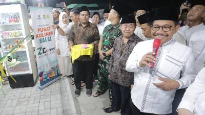 Wali Kota Tangerang Sachrudin  saat meresmikan Pusat Kuliner Halal ZCorner di halaman Masjid Al-Huda, Batuceper, Kamis (13/3).  - Dok Pemkot Tangerang -