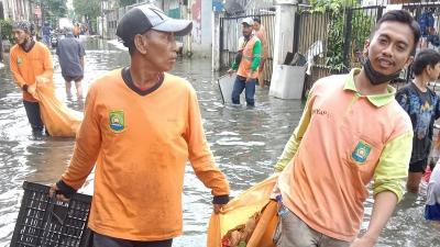 Anggota DLH Kota Tangerang berjibaku membersihkan sampah Pascabanjir. -- Dok Pemkot Tangerang -