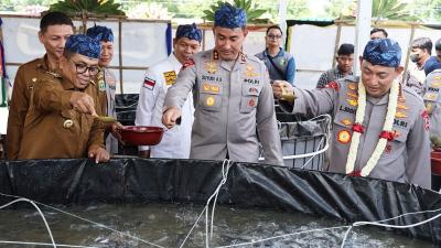 Kapolri Jenderal Listyo Sigit Prabowo, didampingi Kapolda Banten Irjen Pol Suyudi Ario Seto, dan Gubernur Banten Andra Soni meresmikan Program Polisi Peduli Pengangguran (Poliran). -- Dok. Apimpro Banten/RMN -