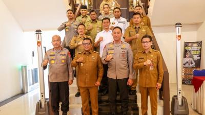 Gubernur Banten Andra Soni berfoto bersama Kapolda Banten Irjen Pol Suyudi Ario Seto dan jajaran usai melakukan kunjungan ke Polda Banten, Senin (3/3). - Dok Adpimpro Setda Banten -