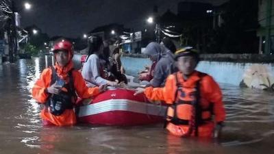 Petugas BPBD Tangsel sedang mengevakuasi warga yang terdampak banjir pada Selasa dini hari (4/3/2025). -- Dok. BPBD Tangsel --