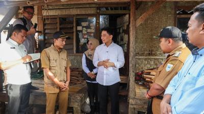 Wagub Banten Dimyati Natakusumah saat memberikan bantuan perbaikan Rumah Tidak Layak Huni (RTLH) di Pandeglang - Dok. Adpimpro Bante -