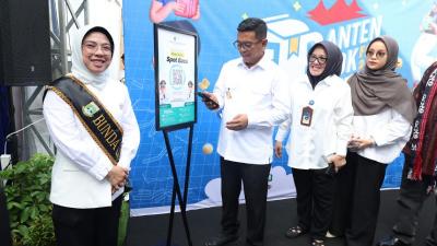 Tinawati Andra Soni dikukuhkan Gubernur Banten Andra Soni sebagai Bunda Literasi. - Biro Adpimpro Banten -
