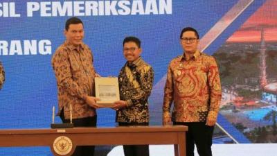 Wali Kota Tangerang Sachrudin saat menerima penghargaan WTP untuk ke 18 kalinya dari BPK. - Dok Pemkot Tangerang -