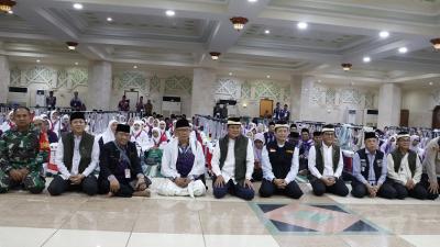 Bupati Tangerang Moch. Maesyal Rasyid melepas keberangkatan 393 calon haji kloter pertama. --Foto: Dok Pemkab Tangerang -