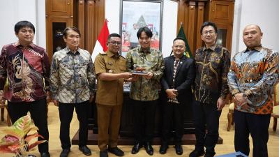 Kunjungan kehormatan delegasi Parlemen Prefektur Mie Jepang yang dipimpin oleh Mr. Inagaki ke Gubernur Banten Andra Soni, di ruang kerjanya, KP3B Curug, Serang, Selasa (6/5/2025). - Biro Adpimpro Banten -