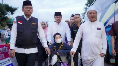 Wakil Walikota Tangsel Pilar Saga Ichsan mengantar jemaah haji lansia usai melepas pemberangkataan jemaah haji dari Tangsel ke Tanah Suci.  - Foto: Amrin/RMN -
